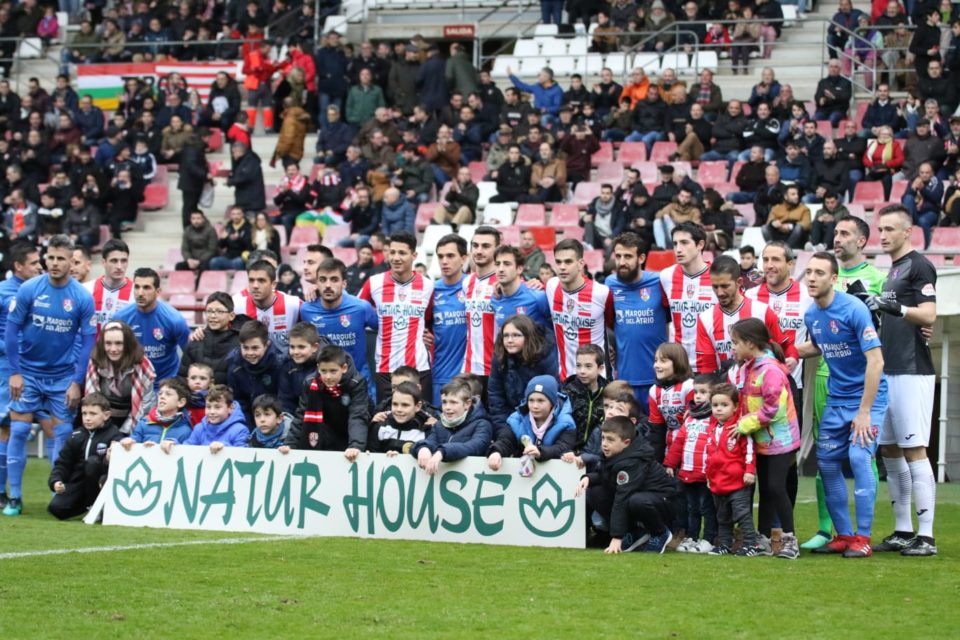 Jugadores de UDL y CDC posan antes del encuentro. / CD Calahorra
