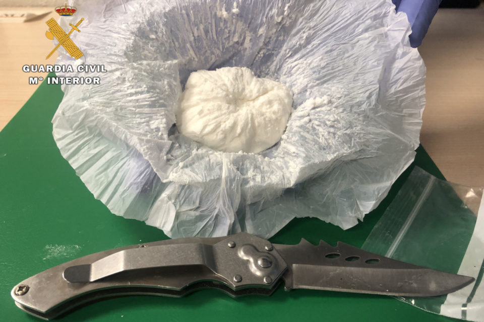 Droga y navaja intervenidas por la Guardia Civil. / Guardia Civil