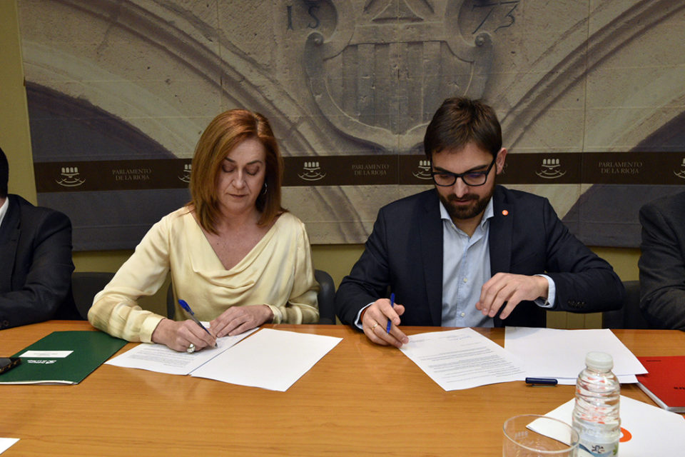 Begoña Martínez y Diego Ubis firman el acuerdo alcanzado entre PP y Cs. / NR