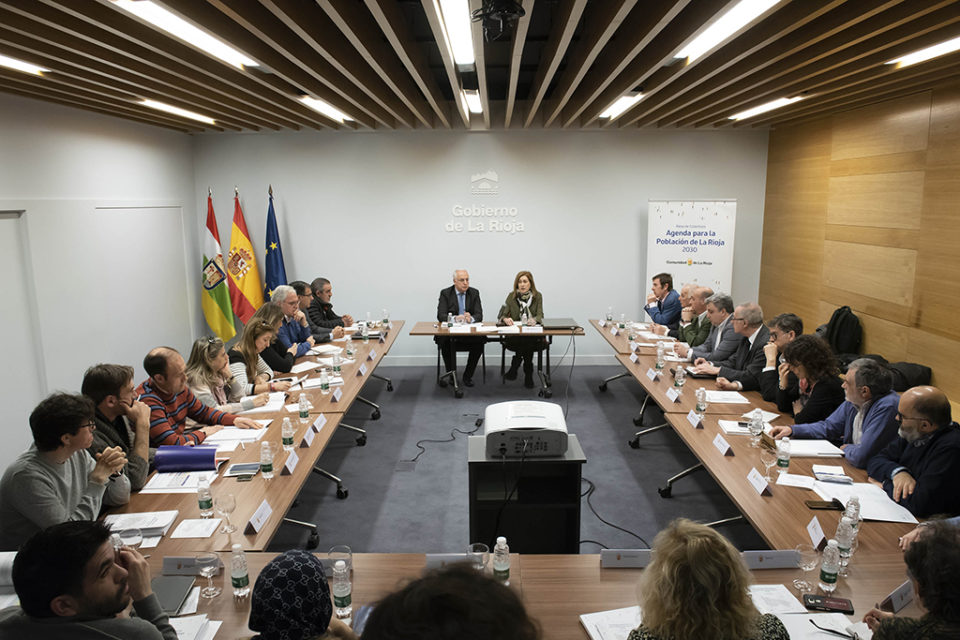 Ceniceros preside la reunión de la Mesa de Colectivos riojanos. / NR