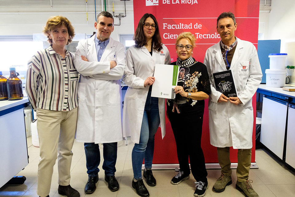 Iris Alicia Bermejo, la investigadora que ha obtenido el grado de doctora con la tesis, con el resto del equipo y la presidenta de la AECC. / UR