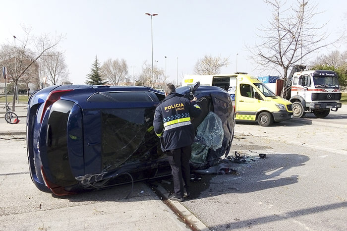 Un vehículo se estrella en el aparcamiento de Las Gaunas tras salirse de la circunvalación