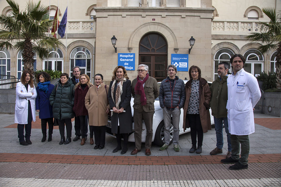 La consejera de salud ha presentado la nueva terapia junto a los profesionales sanitarios. / NR