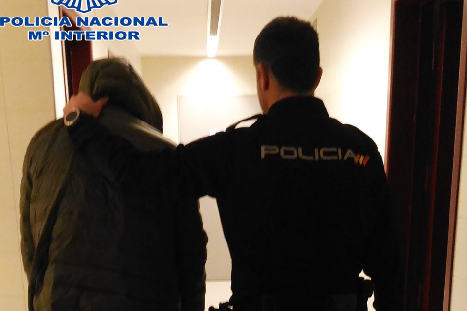 Un agente custodia al detenido en dependencias policiales. / Policía Nacional