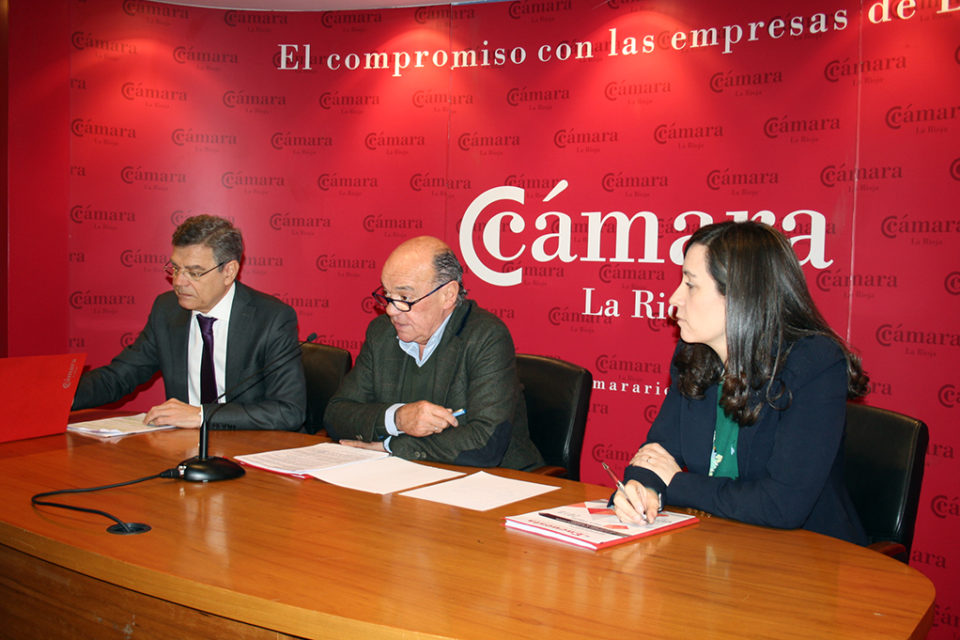 El presidente de la Cámara, en el centro de la imagen, da a conocer los resultados de la Encuesta de Coyuntura. /NR