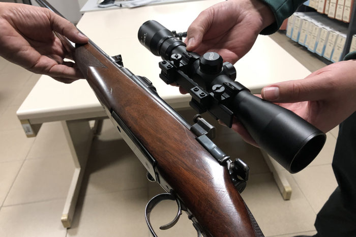 Denunciadas tres personas por vender armas en internet