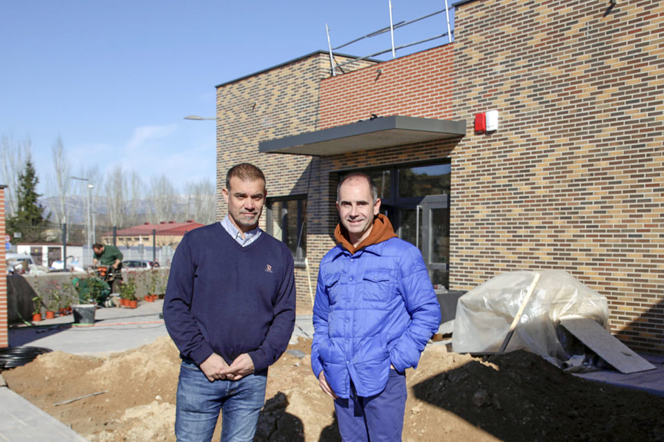 El alcalde de Fuenmayor, Alberto Peso (izquierda), y el concejal Ignacio López Caubilla, frente a la entrada de la escuela infantil. / Darío Uruñuela