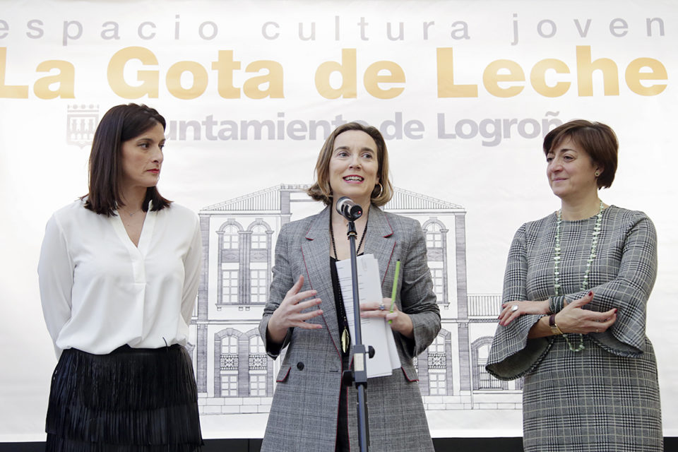 Las alcaldesas de Santander, Gema Igual, y Logroño, Cuca Gamarra, informan sobre el programa cultural ‘Tan cerca’, junto a la concejal Pilar Montes. / Clara Larrea