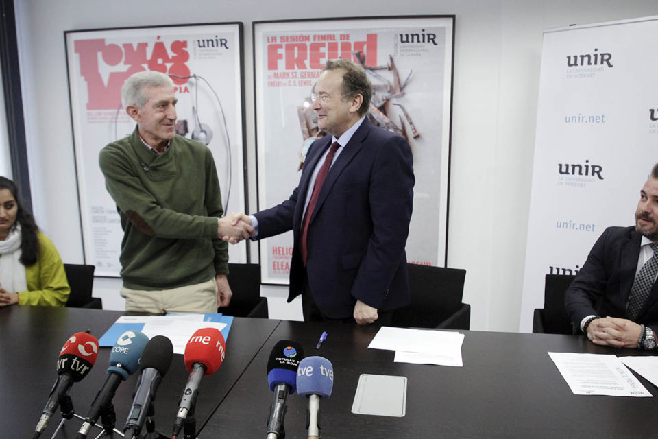 El rector de la UNIR y el presidente de la Fundación Cáritas Chavicar renuevan el acuerdo que mantienen ambas entidades. / Clara Larrea