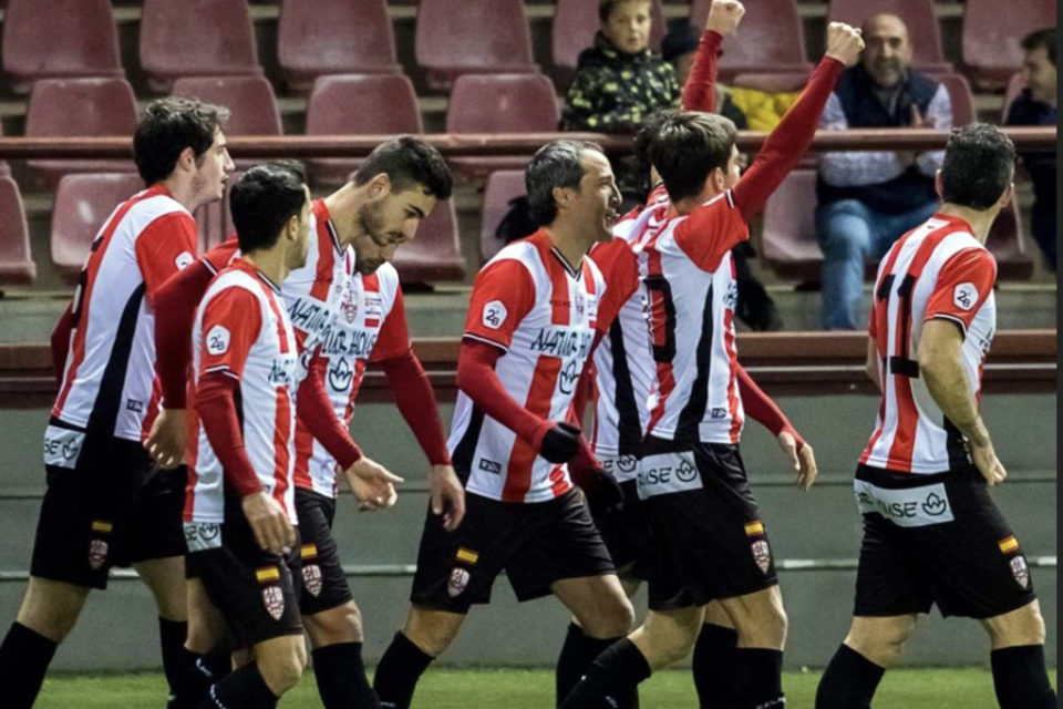 Los jugadores de la UDL festejan el gol de la victoria ante la Cultural. Los riojanos no pierden desde el 9 de diciembre. / RIOJAPRESS