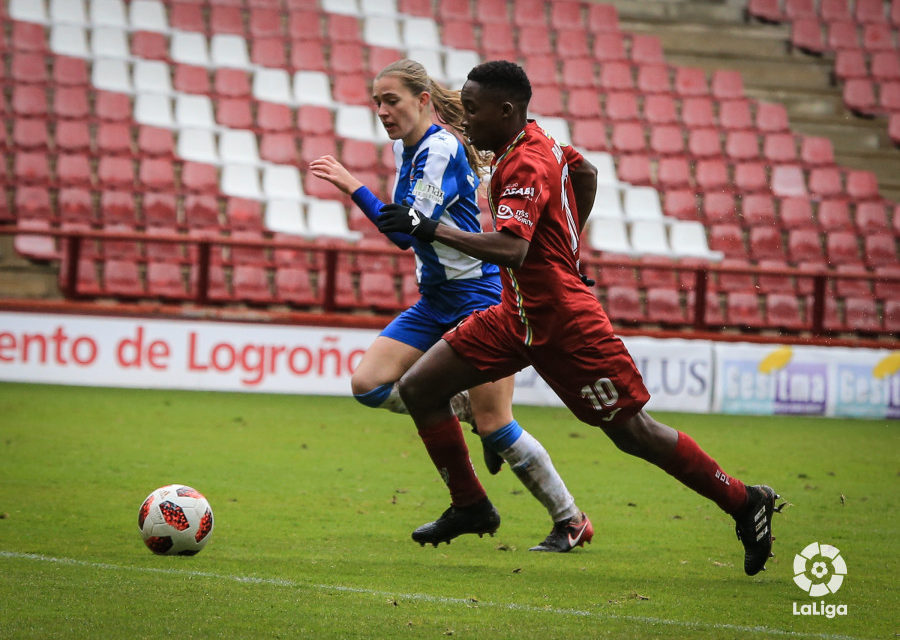 Banda, autora del 2-0, trata de irse en carrera de una jugadora del Espanyol. / LALIGA