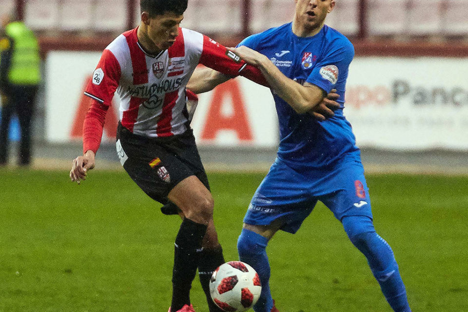 Marcos André y Almagro pelean un balón en el derbi. / Rafa Laguna (CD Calahorra)