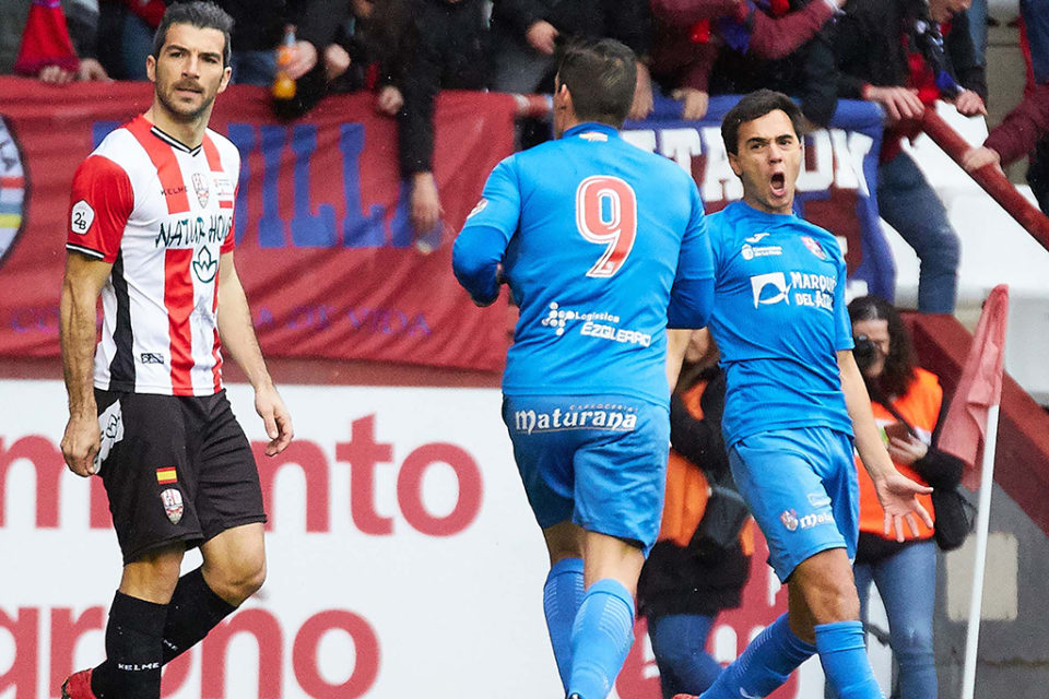 Iñaki lamenta el gol anotado por Ubis, tras asistencia de Yasin. Ambos festejan junto a la afición rojilla. / CD Calahorra (Rafa Laguna)