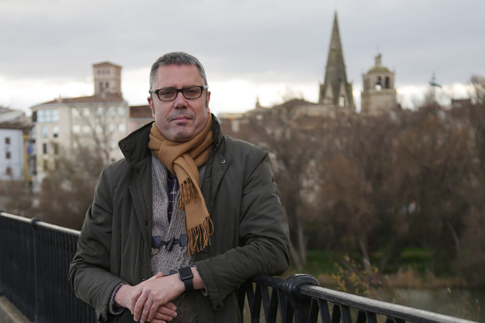 Pedro Sáez Rojo, en el Puente de Piedra, con el Casco Antiguo de Logroño al fondo. / Clara Larrea