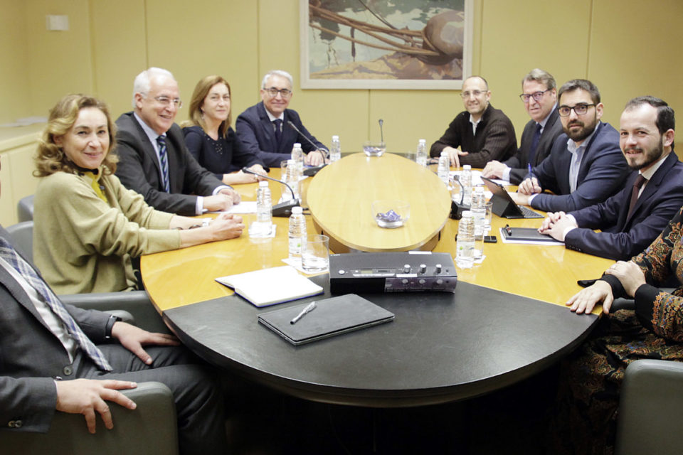 El presidente regional, tres de sus consejeros y el portavoz parlamentario del PP (a la izquierda), con los representantes de Cs, en la reunión de este jueves. / Clara Larrea
