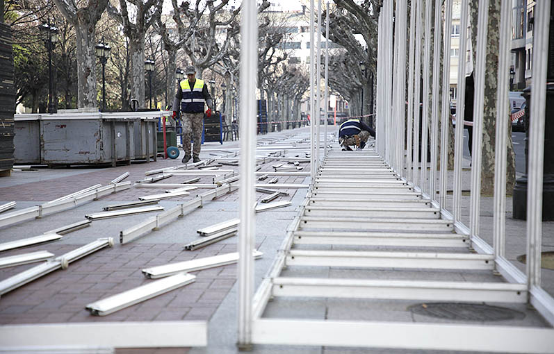 Los operarios ya han comenzado el montaje de los stands de Logrostock en El Espolón. / Clara Larrea