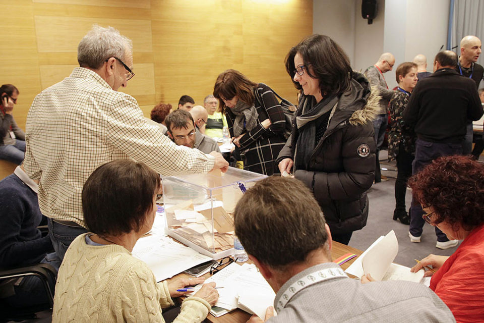 Votación en el salón de usos múltiples del Gobierno riojano, uno de los puntos habilitados para las elecciones. / Darío Uruñuela