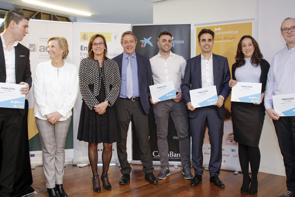 Finalistas del premio, con Leonor González, Cristina González y Álvaro Frutos, en el Centro Tecnológico de La Rioja, en La Fombera. / Clara Larrea