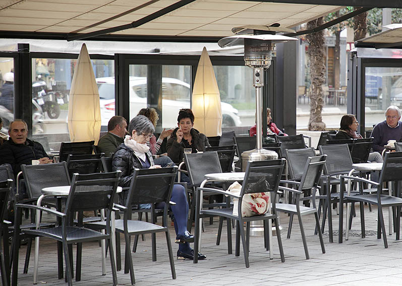 El buen tiempo anima a los logroñeses a estar en las terrazas, como en la de la imagen, situada en Gran Vía. / Darío Uruñuela