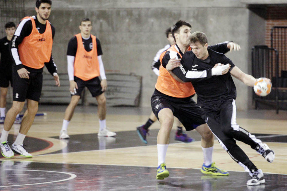 El Balonmano Logroño se enfrenta este miércoles al Granollers, rival directo por la segunda plaza. / Darío Uruñuela