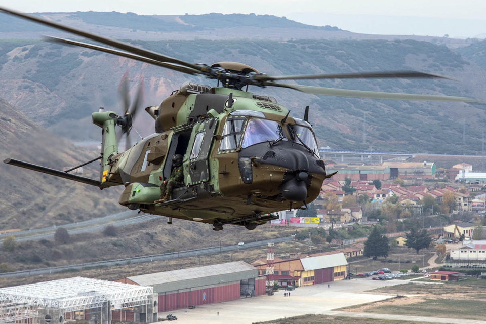 Un NH-90, en pleno vuelo con las instalaciones de la base militar de Agoncillo abajo. / Ministerio de Defensa