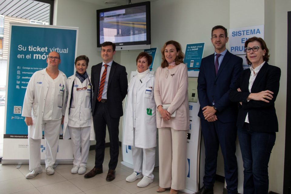 La consejera de Salud, con responsables de su departamento y profesionales sanitarios, en el CARPA. / NR