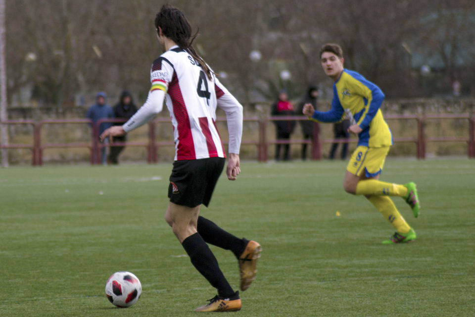 Miguel Ledo, goleador en la tarde del domingo, conduce un ataque frente al Alberite. / SDL