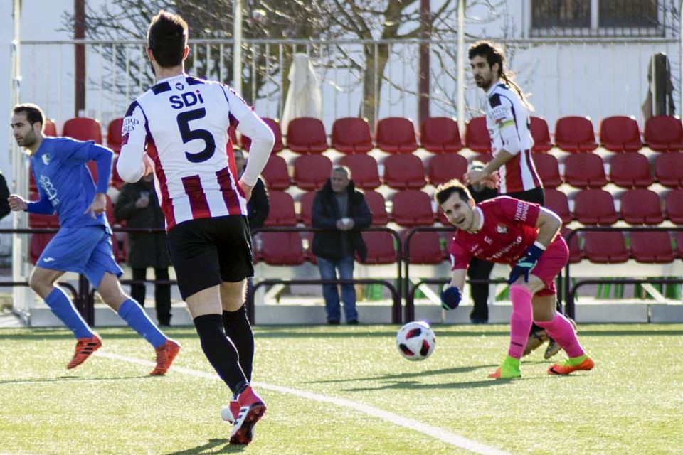 De Prados da salida al balón en el partido que el pasado domingo enfrentó a la SDL con el Alfaro. / SDL