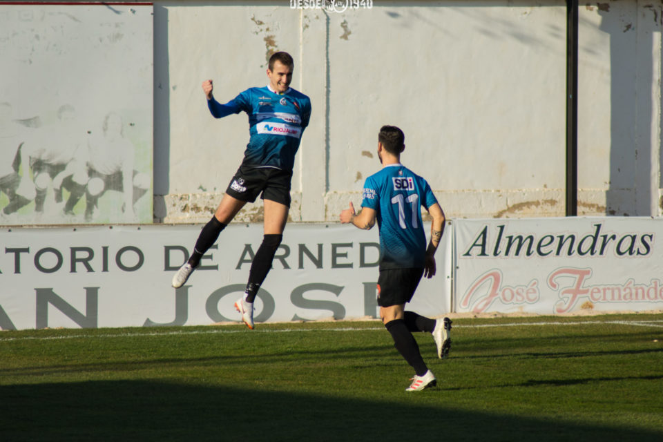Imanol Etxeberria festeja uno de los tres goles anotados en Sendero. / SDL
