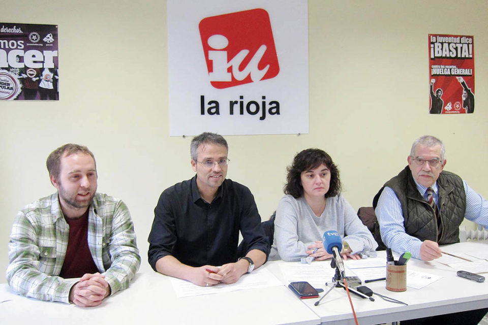 El coordinador regional de IU, Diego Mendiola (izquierda), con los miembros de la candidatura municipal. / Europa Press