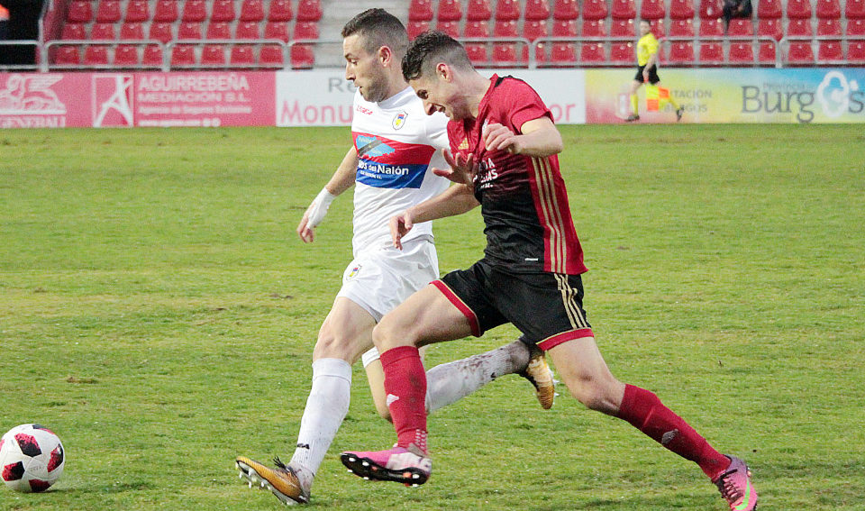 Rodrigo, en acción en un partido con el Mirandés. / Paula González