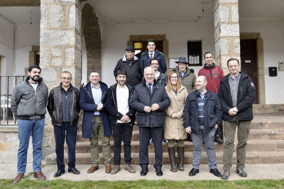 José Ignacio Ceniceros, presidente del Gobierno, con varios alcaldes de la zona. / NR