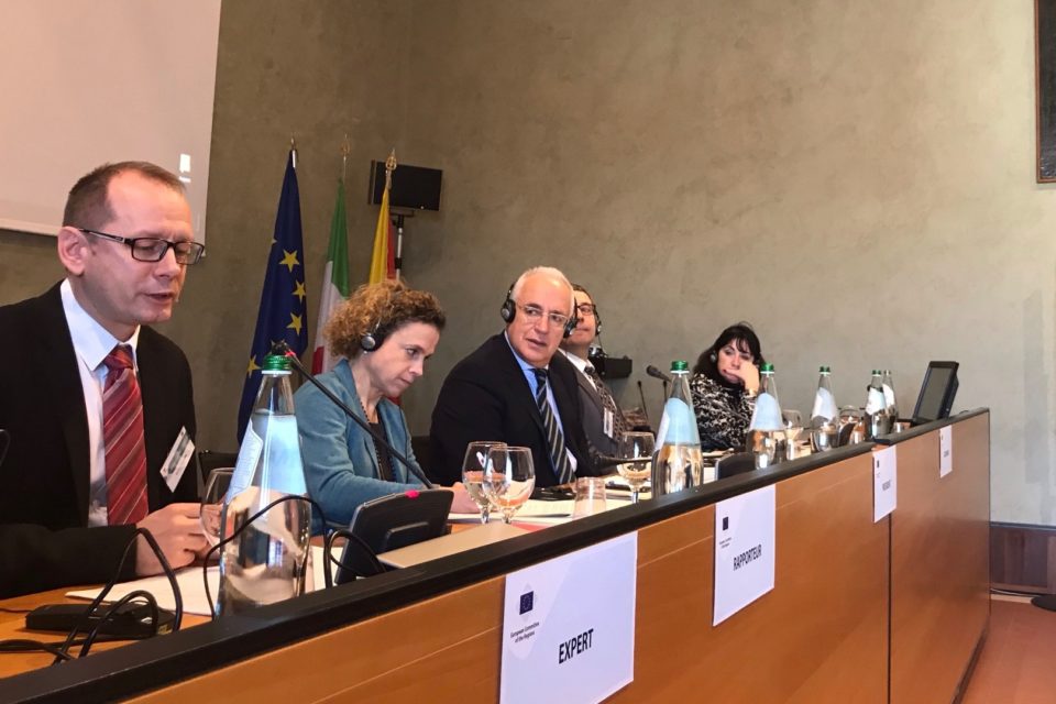 El presidente riojano (en el centro de la mesa), durante su participación ayer en la reunión celebrada en Palermo. / NR
