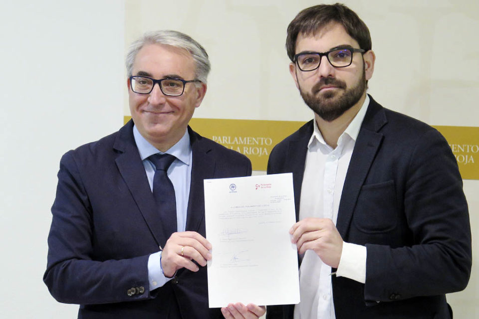 Jesús Ángel Garrido y Diego Ubis, en el Parlamento riojano. / NR