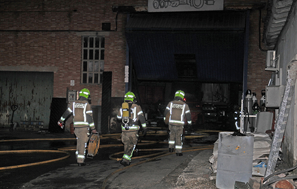 Tres bomberos se dirigen al interior de la nave siniestrada. / JESÚS SALAZAR