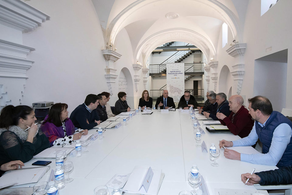 Ceniceros preside la cuarta reunión de la Mesa de los Alcaldes, celebrada en Torrecilla en Cameros. / NR
