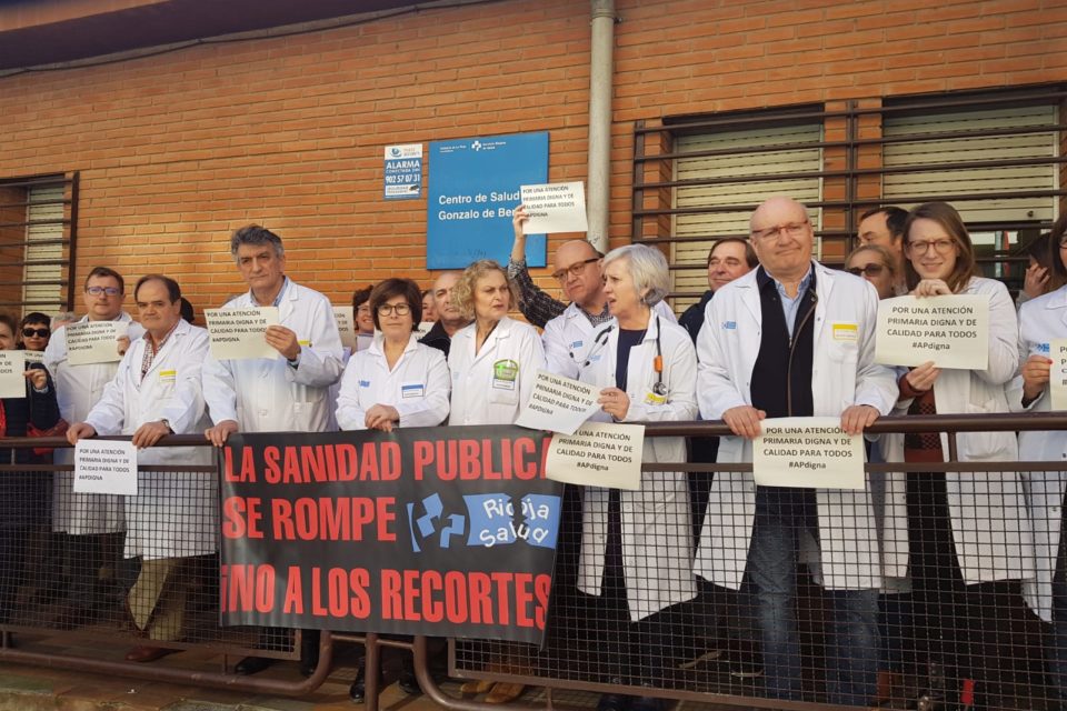 Concentración de los profesionales sanitarios del centro de salud Gonzalo de Berceo el pasado 7 de febrero. / @ancremar
