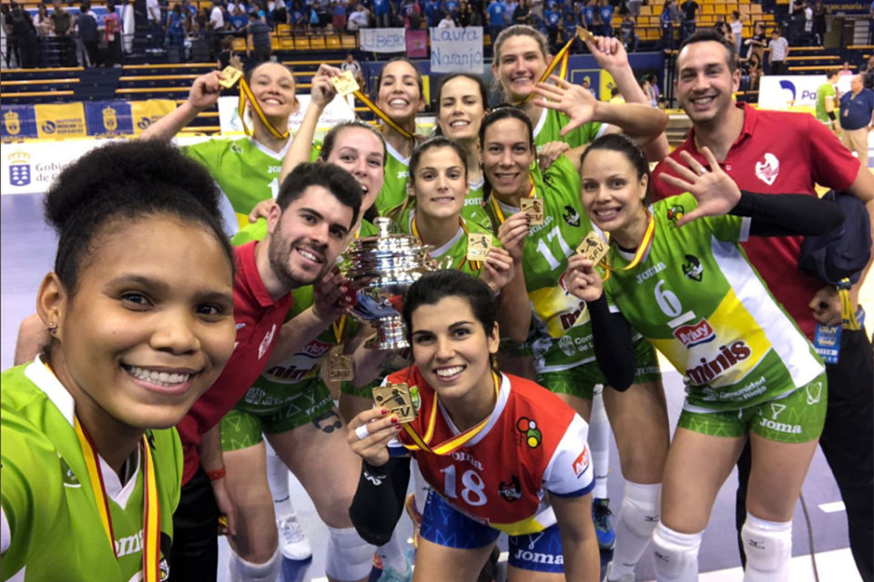 Las jugadoras del Minis celebran el título conseguido este domingo. / @VoleibolLogrono