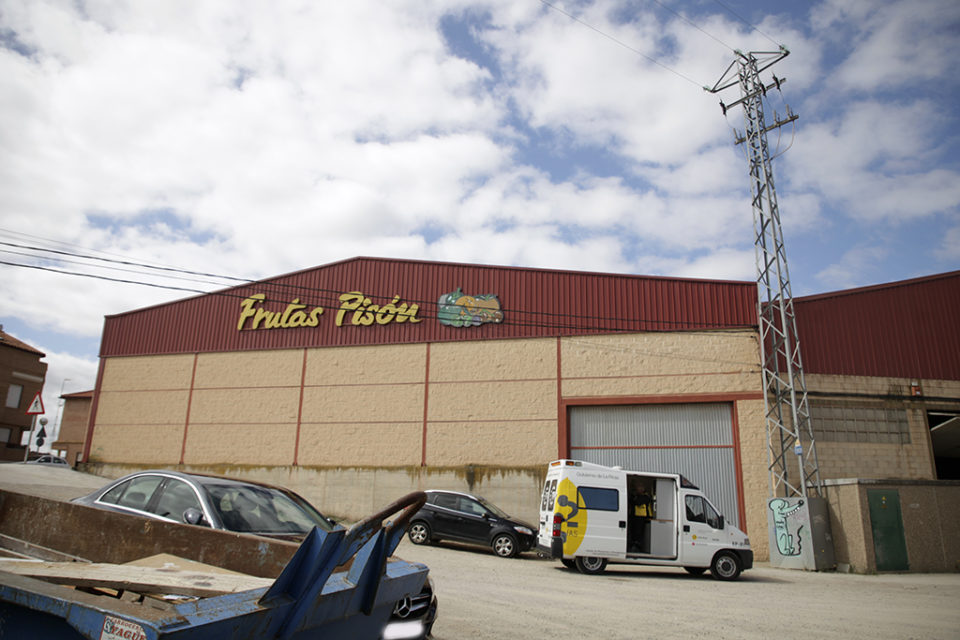 Almacén de Frutas Pisón, en Murillo de Río Leza, donde ha fallecido un trabajador. / Clara Larrea
