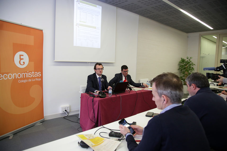 Ernesto Gómez, presidente del Colegio de Economistas (izquierda de la imagen) y Alfonso Domínguez, consejero de Hacienda. / Clara Larrea