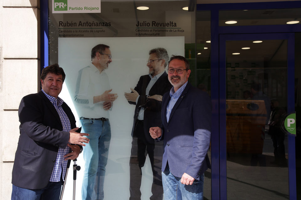 Sáez de Guinoa (a la izquierda) y Rubén Antoñanas (derecha), en la sede del PR+. / Clara Larrea
