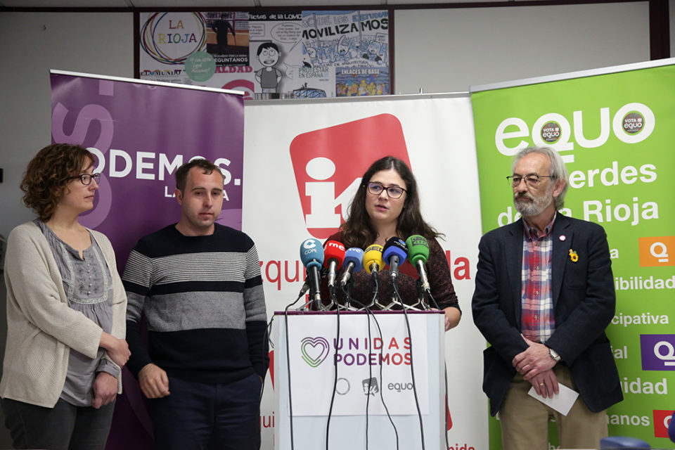 De izquierda a derecha, Edith Pérez (Podemos), Diego Mendiola (IU), Raquel Romero (Podemos) y J. Manuel Zúñiga (Equo). / Clara Larrea