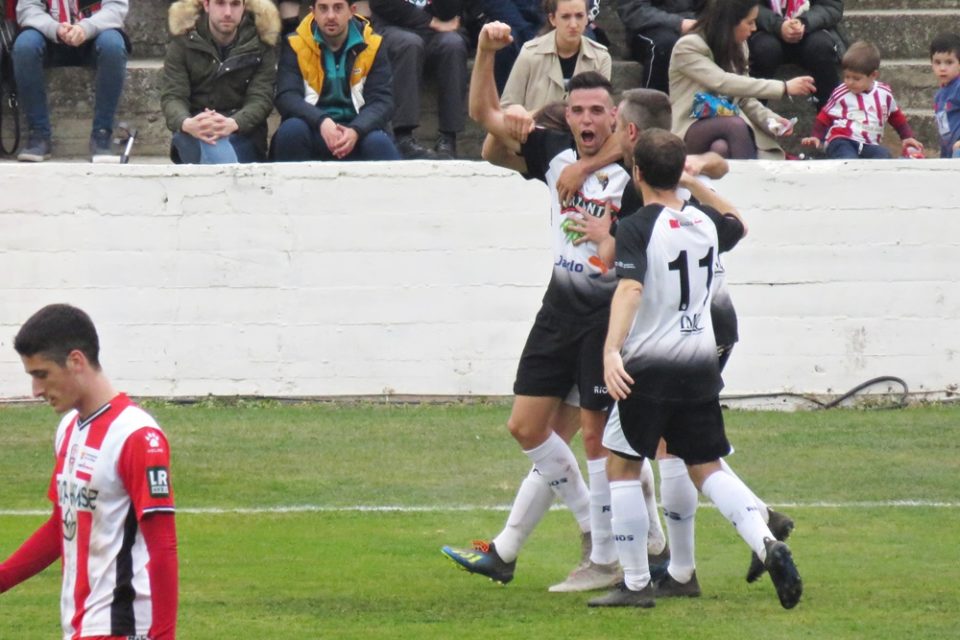 Toni Gabarre festeja uno de los dos goles conseguidos ante la UDL. Ambos en siete minutos y de similar factura. / CD TUDELANO
