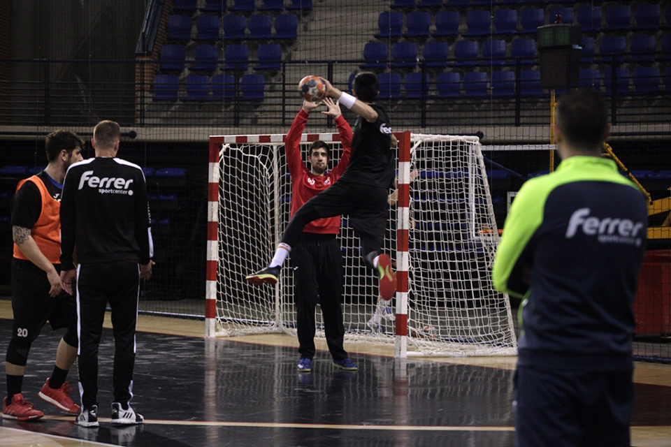 El Logroño, en un entrenamiento al semana pasada, recibe esta noche al Barça, ya campeón. / Darío Uruñuela