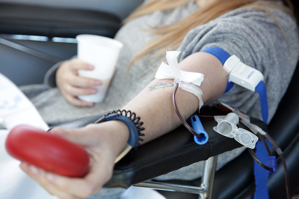 Una joven dona sangre en la unidad móvil del Banco de Sangre. / Clara Larrea