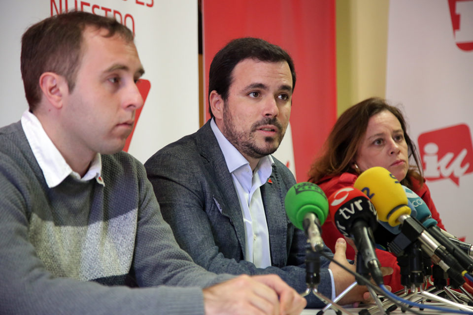 Garzón, junto a Mendiola y Moreno, en la rueda de prensa que ha ofrecido en la mañana del martes. / Clara Larrea