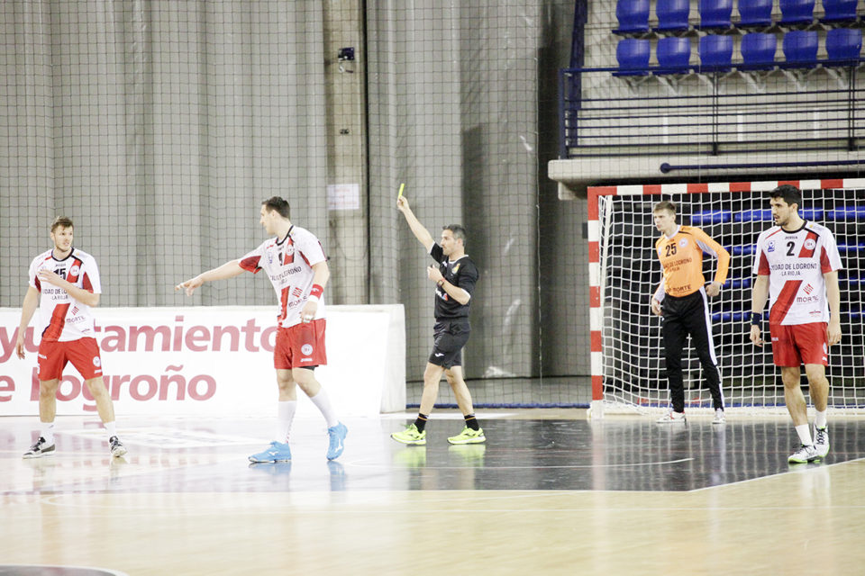 Imagen del partido que enfrentó al Logroño con el Huesca. / DARÍO URUÑUELA