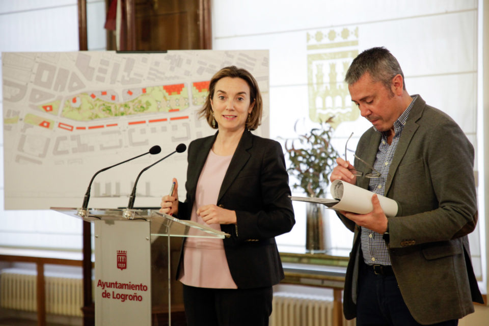 Cuca Gamarra y el concejal de urbanismo, Pedro Sáez Rojo, durante la explicación del PERI Ferrocarril. / Clara Larrea
