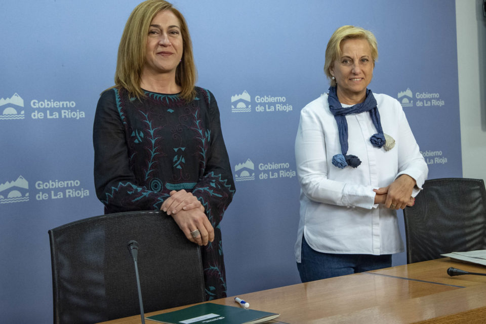 La portavoz del Gobierno Begoña Martínez y la consejera de Desarrollo Económico, Leonor González, tras el Consejo de Gobierno. / NR