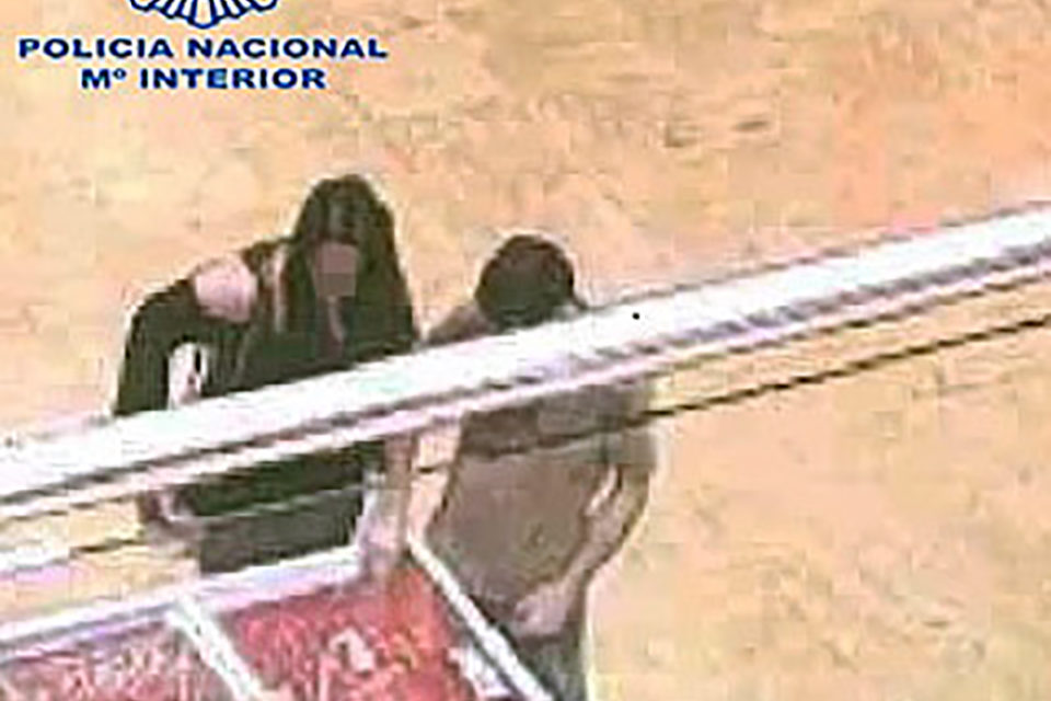 Momento en el que la pareja roba las joyas del expositor. / Policía Nacional
